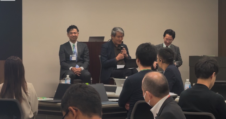 東京大学名誉教授 佐藤知正氏らとのパネルディスカッションの壇上